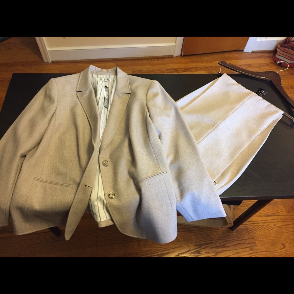 Tahari NWT summer suit